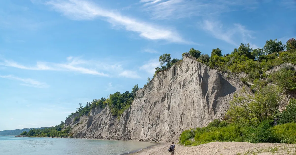 Scarborough Bluffs shoreline in east Toronto, home to borrowers comparing payday loans Scarborough lenders offer at $14 per $100